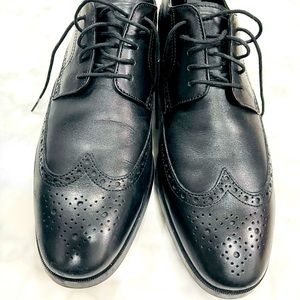 Cole hann beautiful Oxford shoes. Black leather. Worn a few times